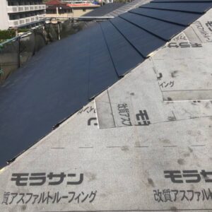 宇多津町で行う屋根塗装と雨漏り修理の施工風景