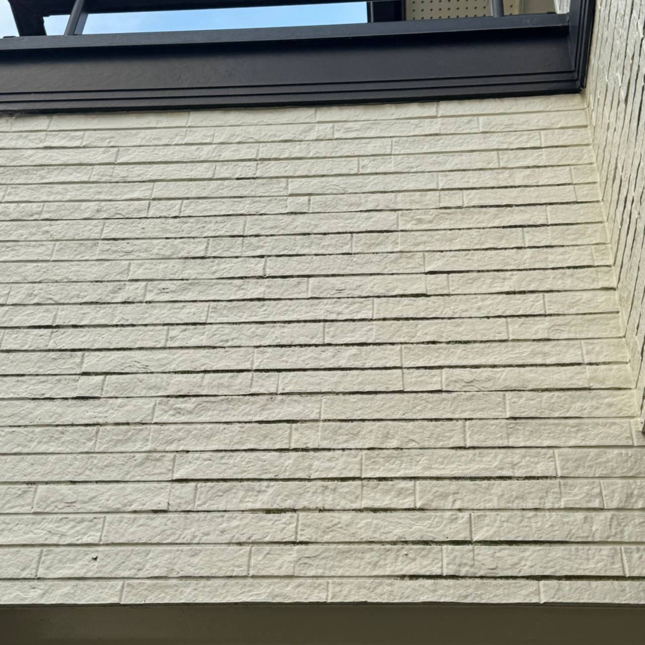 外壁塗装の劣化症状である色あせとチョーキング（白い粉）