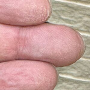 ラジカルによる塗膜劣化で発生する白い粉（チョーキング）
