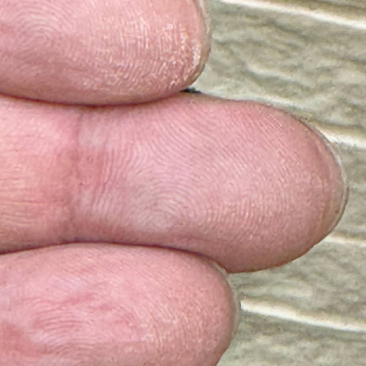 外壁塗装の劣化症状である色あせとチョーキング（白い粉）