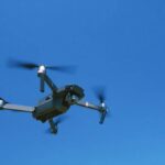 ドローンで屋根や外壁の劣化箇所を空撮して確認する様子