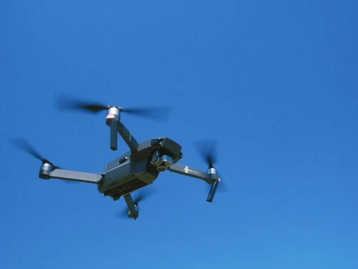 ドローンで屋根や外壁の劣化箇所を空撮して確認する様子