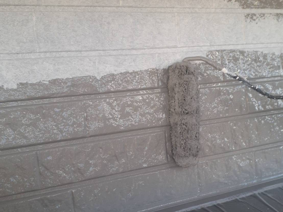 フッ素塗料による外壁塗装工事の施工中の様子