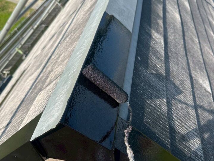 香川県の戸建て住宅で外壁塗装を行う地元塗装業者の施工風景