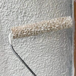 愛媛県の戸建て住宅で外壁塗装を行う施工風景