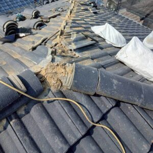 坂出市の屋根修理|棟の漆喰劣化の状態|全面の屋根漆喰補修工事