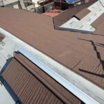 香川県の屋根カバー工法施工中の様子｜既存屋根の上から重ね葺き工事