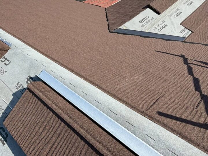 香川県の屋根カバー工法施工中の様子｜既存屋根の上から重ね葺き工事