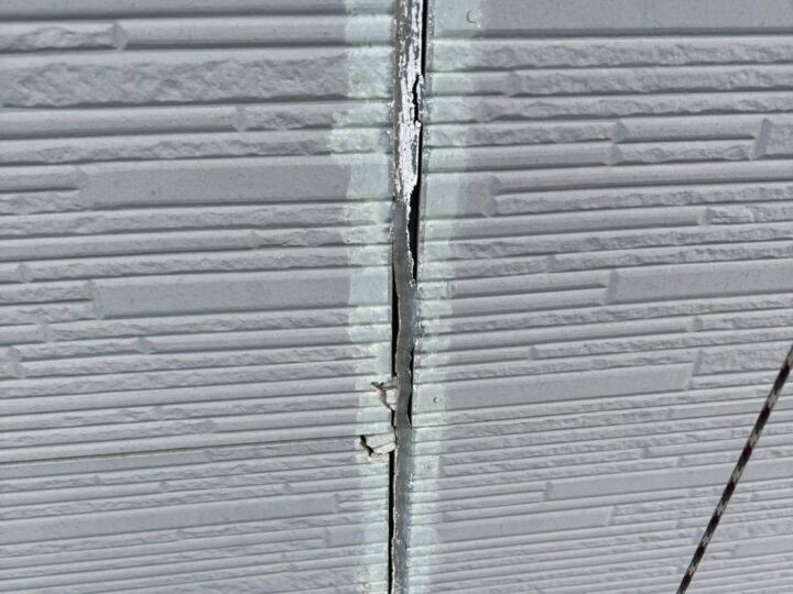 外壁コーキングのひび割れ劣化による雨漏りリスク 香川県住宅事例