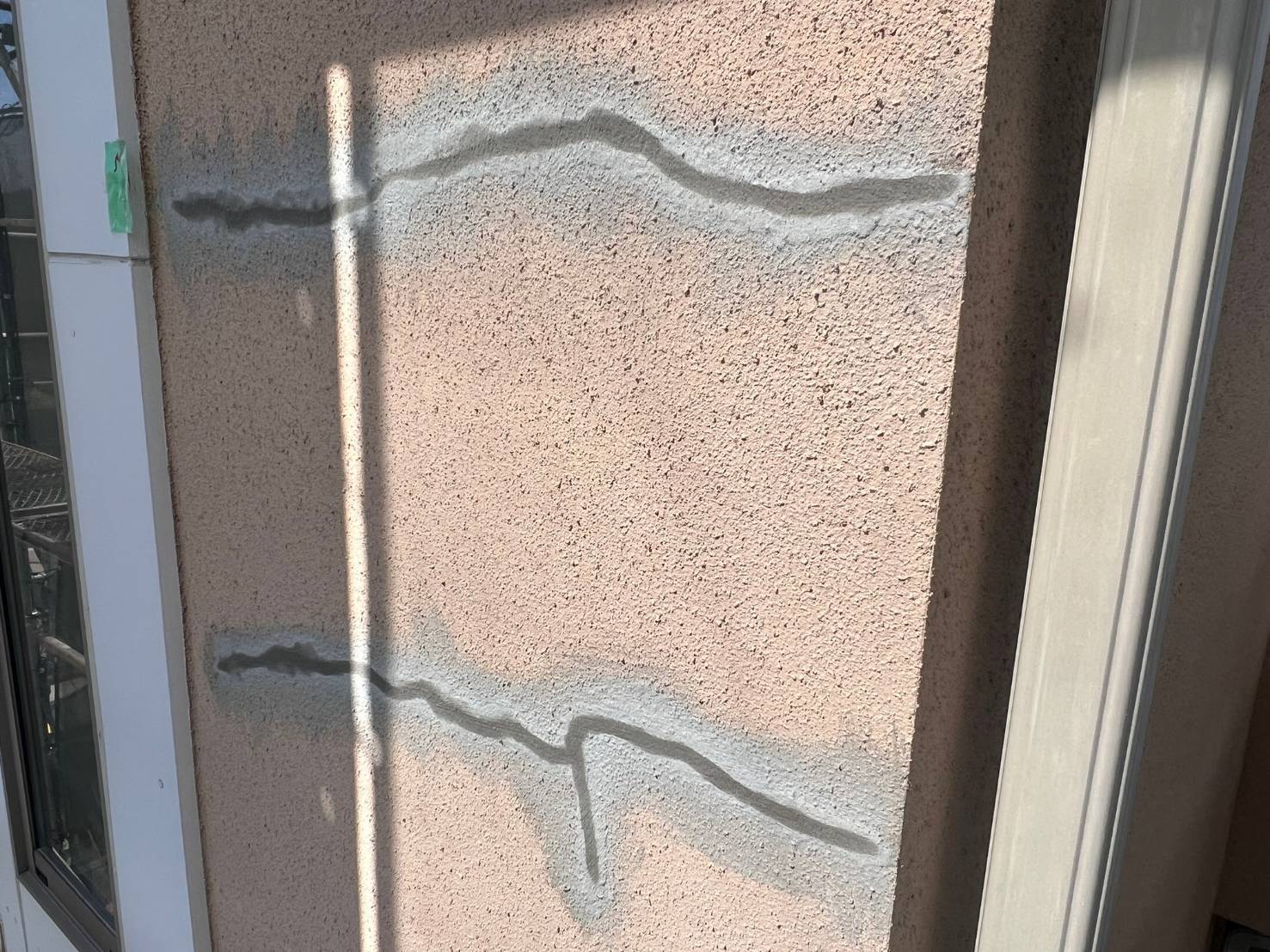 外壁構造クラックのVカットUカット処理とエポキシ樹脂注入工事完了