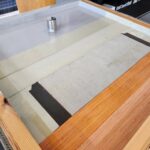 ウレタン防水通気緩衝工法(X-1工法)屋上施工事例 脱気筒設置と通気緩衝シート敷設工程香川県愛媛県ショールームの家模型