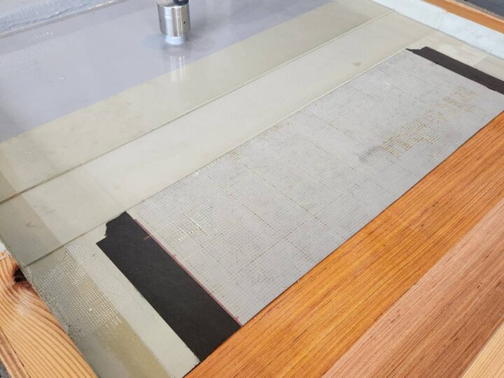 ウレタン防水通気緩衝工法(X-1工法)屋上施工事例 脱気筒設置と通気緩衝シート敷設工程香川県愛媛県ショールームの家模型