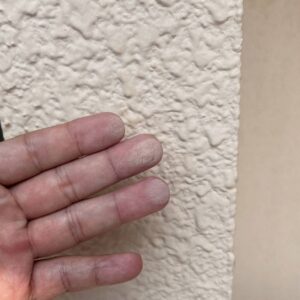 外壁を触ると白い粉が付くチョーキング現象の状態