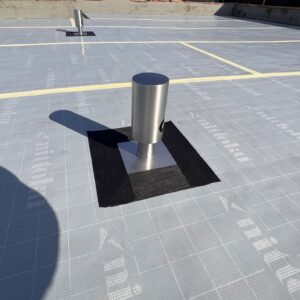 ウレタン防水通気緩衝工法(X-1工法)屋上施工事例 脱気筒設置と通気緩衝シート敷設工程 香川県善通寺市