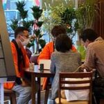 外壁塗装・屋根塗装の見積もりを比較しながら業者選びをするイメージ