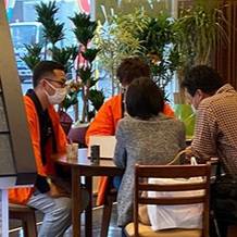 外壁塗装・屋根塗装の見積もりを比較しながら業者選びをするイメージ