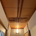 天井にできた雨漏りのシミと水漏れの様子