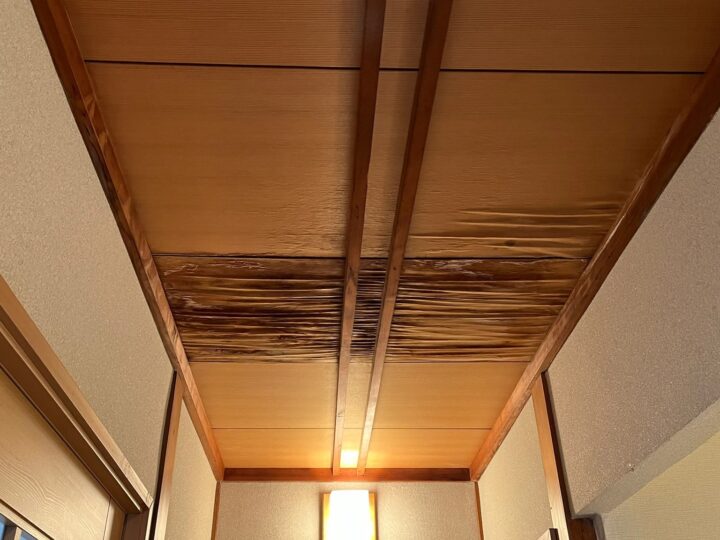 天井にできた雨漏りのシミと水漏れの様子