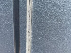 サイディング外壁のシーリングひび割れと劣化状態(雨漏りリスクのある症状)
