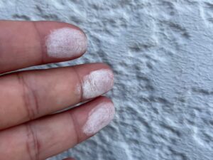 外壁を触ると白い粉が付くチョーキング現象の劣化症状(防水性能低下のサイン)
