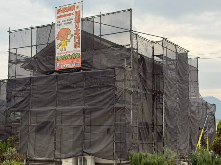 外壁塗装工事の工程と工期目安が分かる戸建住宅の足場設置風景