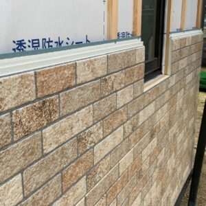 金属サイディングを重ね張りしている外壁カバー工法施工中の様子