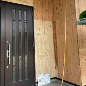 外壁カバー工法で下地コンパネを全面に施工している様子