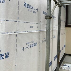外壁カバー工法で透湿防水シートを全面に施工している様子