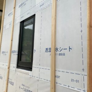 外壁カバー工法の通気胴縁施工。通気層を確保するための下地施工