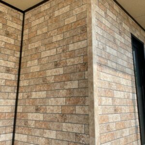 外壁カバー工法仕上げのシーリング処理。窓周りやジョイント部の防水処理作業