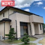 外壁カバー工法で金属サイディングを施工した住宅の完成外観。重ね張りによる外壁リフォーム事例