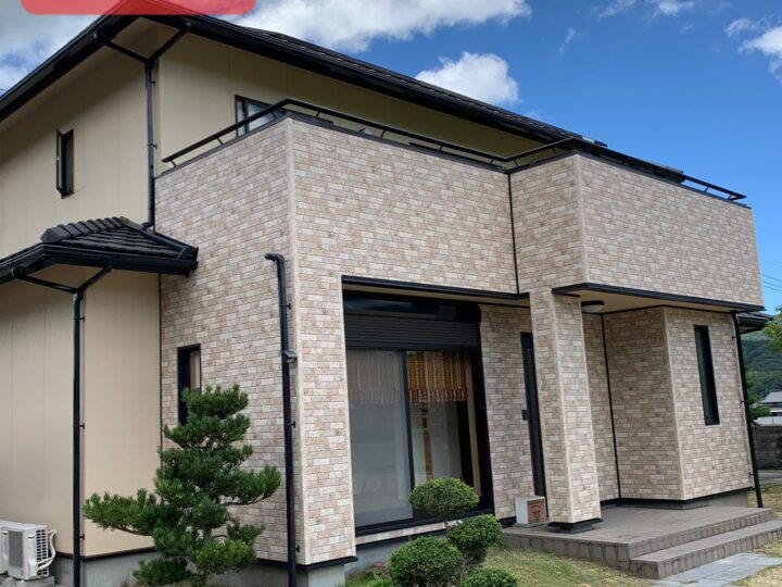 外壁カバー工法で金属サイディングを施工した住宅の完成外観。重ね張りによる外壁リフォーム事例