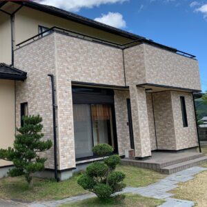 外壁カバー工法完了後の最終検査。仕上がり確認を行っている様子