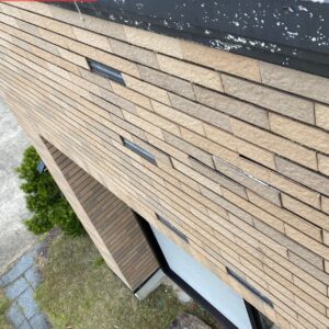 外壁カバー工法前の下地補修作業