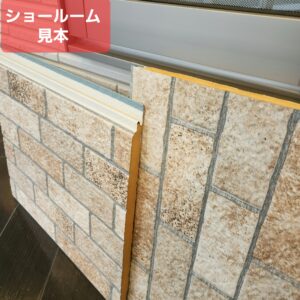 外壁カバー工法の施工中の様子。既存外壁の上から金属サイディングを重ね張りしている工事風景