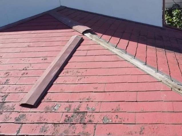 将輝建工・リメイクハウス・ムキムキ塗装　劣化症状（棟板金ズレ剥がれ）