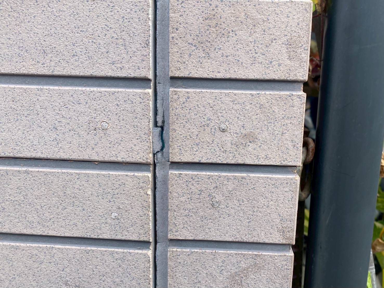 将輝建工・リメイクハウス・ムキムキ塗装　劣化症状（コーキング硬化・コーキングの破断）