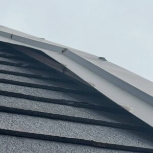 やまじ風の影響で発生する屋根トラブルの例（瓦ズレ・棟板金浮き）