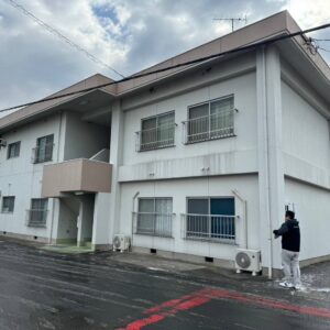 四国中央市新居浜市のアパート住宅で行う外壁点検・屋根点検・防水点検の様子
