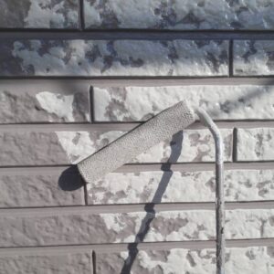 職人の技術でタイル調塗装（ダブルトーン仕上げ）の様子