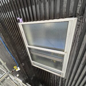 サッシ周りの防水処理不足による施工不良のため潜水調査の様子