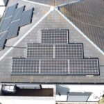 屋根・外壁の経年劣化の症状と塗装工事の必要性を示す住宅の外観