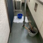 香川県観音寺市で行ったベランダFRP再防水工事の様子|ガラスマット敷設とトップコート仕上げ