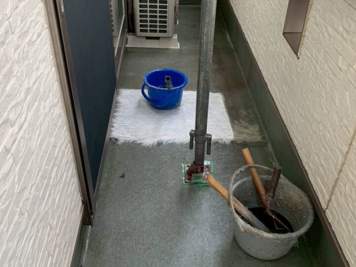 香川県観音寺市で行ったベランダFRP再防水工事の様子|ガラスマット敷設とトップコート仕上げ
