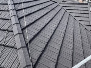 香川県・愛媛県　ジンカリウム鋼板屋根の施工例。デザイン性と耐久性を兼ね備えた金属屋根