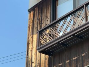 紫外線によって退色した木質外壁