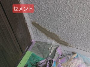 モルタル外壁のUカット後にシーリング材を充填する作業