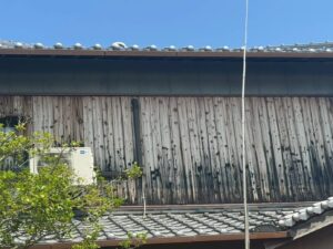 色あせが発生した木質外壁材