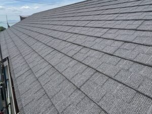香川県・愛媛県　ジンカリウム鋼板屋根の施工例。デザイン性と耐久性を兼ね備えた金属屋根
