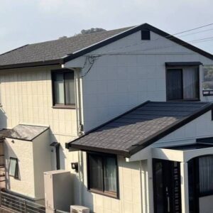 香川県愛媛県で施工したジンカリウム鋼板の屋根施工事例 金属屋根材 石粒付き屋根
